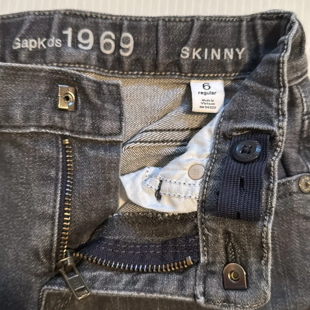 GAP kids 1969 gray skinny jeans.  Girls Size 6